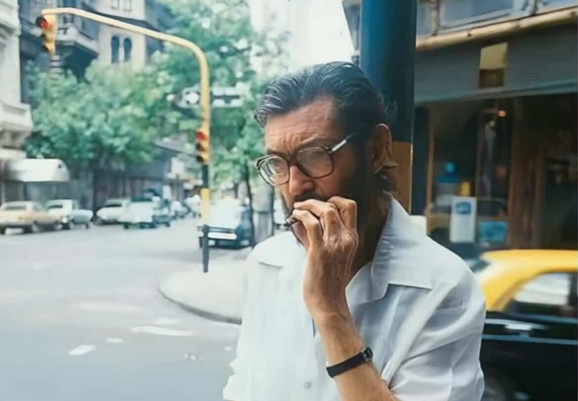 Una foto inesperada de Julio Cortázar